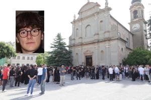 Il paese si ferma: in 500 per Matteo