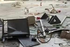 Danno fuoco a un divanetto, emergenza continua all'ex Torri