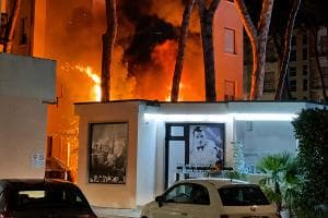 Spaventoso incendio nella notte