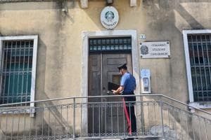 "Voglio bere!": e sfonda la vetrina per entrare