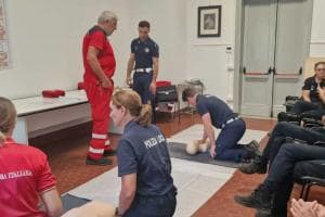 Vigili urbani con i defibrillatori