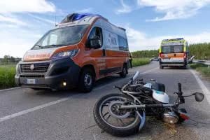 Scivolano in moto, due feriti gravi