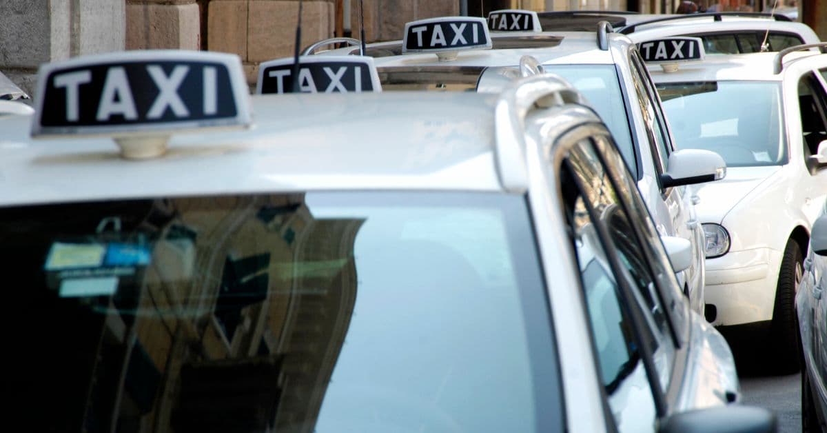 Prezzi dei carburanti in aumento, proteste di taxi e Ncc a Roma: manifestazione al ministero dei Trasporti, possibile sciopero
