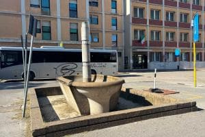 “Fontana di piazza Cervi in degrado, fate qualcosa”
