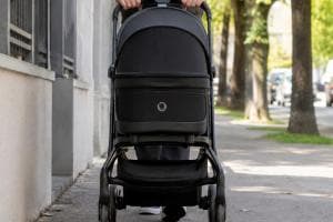 Ladri in fuga con un passeggino