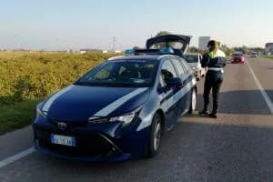 Cade con la bici, i vigili lo multano due mesi dopo 