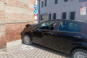 Auto sbatte contro la chiesa