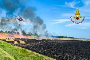 Vasto incendio nei campi