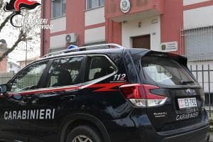 Senza patente, guida con documenti falsi l'auto sotto sequestro