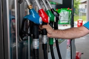 Benzina, arriva la bussola anti-rincari
