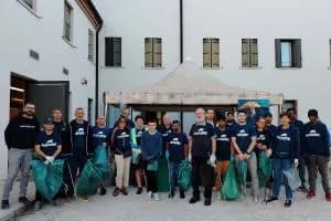 In centro rimossi 16 sacchi di rifiuti