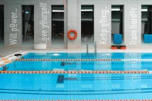 Il cuore si ferma in piscina