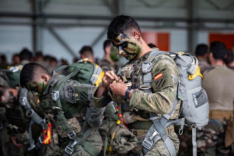 Guerra Iran-USA: Trump valuta truppe di terra, Teheran minaccia i Marines