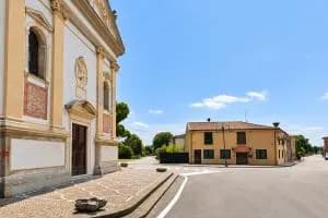 Un club per scambisti davanti alla chiesa