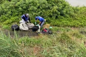 I volontari e un ciclista ripuliscono l’argine dell’Adige
