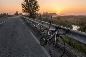 Malore in bici all'alba, ciclista trovato morto nel canale
