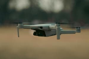 Drone vola tra i terrazzi a Oderzo, residenti allarmati: scatta la segnalazione ai carabinieri