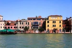A Venezia uno su tre vive in una casa pubblica