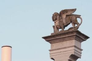 Il leone in piazza torna a ruggire