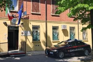 Tentano il furto in negozio, poi la fuga
