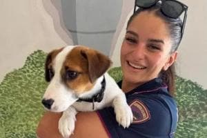 La Polizia apre il varco nel traffico per salvare un cucciolo investito 