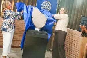 La “Stele delle rose” torna a brillare
