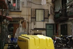 Molla tutto per fare il postino