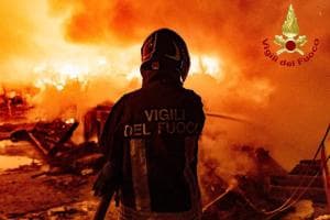 Incendio nella notte, una persona ustionata