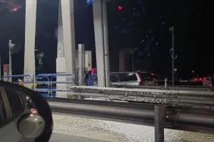 Auto prende fuoco al casello di Boara, distrutta