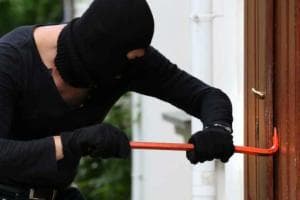 Sorprende i ladri, rincorsa con un piede di porco