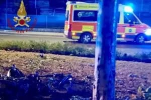 Moto contro l'albero, prende fuoco, muore un 22enne