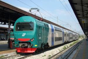 Ubriaco, collassa sui binari: traffico paralizzato