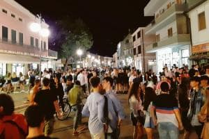 "Molestate sessualmente da uno straniero alla festa in piazza"