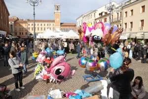 Zuffa tra ragazze alle giostre, ma grande edizione