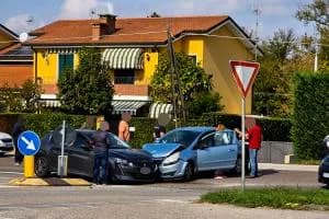 Scontro all’uscita del parcheggio