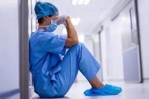 Devasta tutto in ospedale dopo un lutto, arrestata
