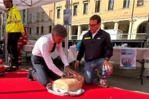 "Per salvare la vita a volte bastano due mani"