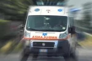 Bimba di 6 anni presa a calci al parco

