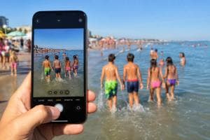 Fotografa i bimbi in spiaggia, arrestato per pedofilia