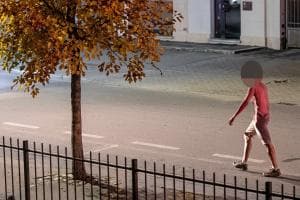 Ubriaco lancia cartelli e carica le auto