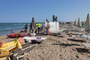 Tragedia in spiaggia, turista muore in acqua