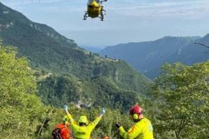 Cade sul sentiero, soccorsa dal cielo