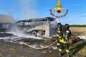 Le fiamme divorano un autobus