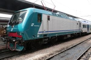 Sale sul treno sbagliato a 8 anni