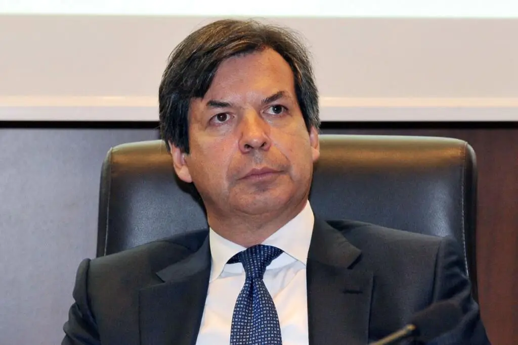 Intesa Sanpaolo ridisegna la finanza italiana: l’operazione Mps diventa una partita per il sistema Paese