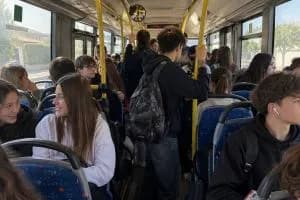 Mancano i bus: "Lezioni accorciate per non perderli"