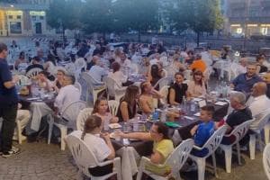 Tutti a tavola per iniziare l’estate