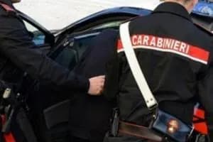 Crea problemi al bar e attacca i carabinieri