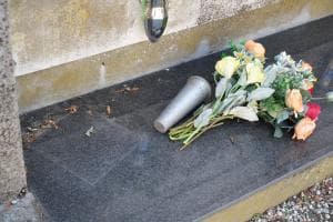 Rubano i vasi di rame del cimitero