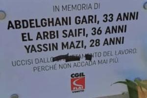 Braccianti morti, sfregiata la lapide. “Verrà ripristinata” 